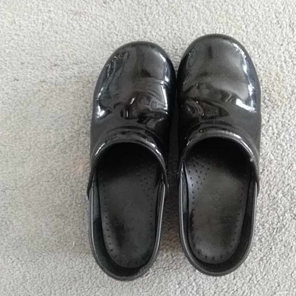 Euc. Black danskos. Shiny black 7
